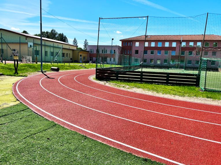 Atletická dráha v&nbsp;areáli ZŠ Spišské Bystré